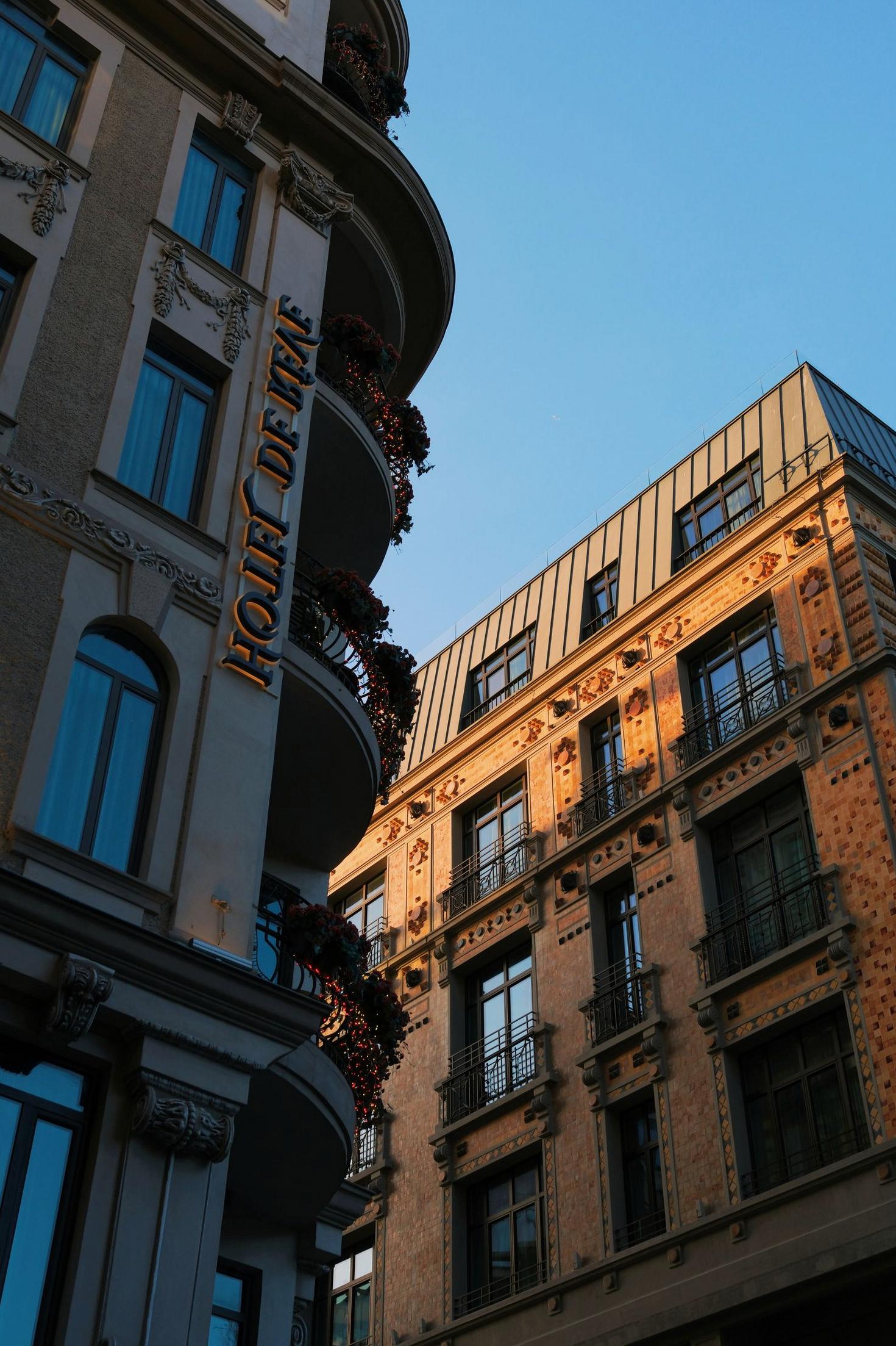 Façade parisienne au crépuscule